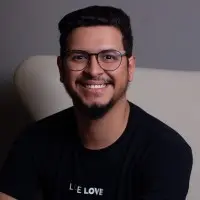 Matheus Zappielo, especialista de marketing, realizando evento no espaço Head! em Balneário Camboriú.